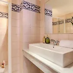 Stylish 2 Bdr In Trendy Gracia Apartman